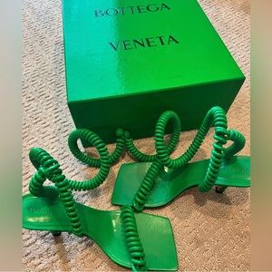 Great condition box included and duster included. Barely worn bottega’s.